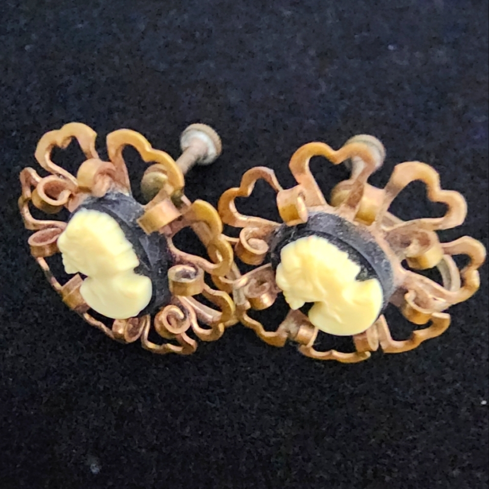SE26 Elegant Gold and Cream Color Floral Screw On Earrings